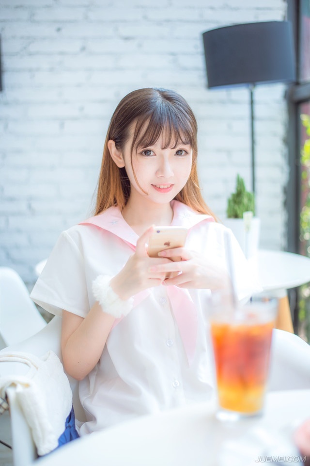 “若论军略，他未必强过你，但此人善谋，同样善心计，当初在鹿门书院之时，水镜先生将我二人并列，极擅决胜于战场之外，荆州之时，曾不费一兵一卒，助刘备拿下荆襄九郡，万不可小觑！”庞统点点头道。